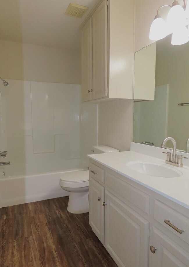 Building Photo - Remodeled in 2024! Gorgeous 3 Bdrm., 2 Bath Duplex in Whitehouse ISD!
