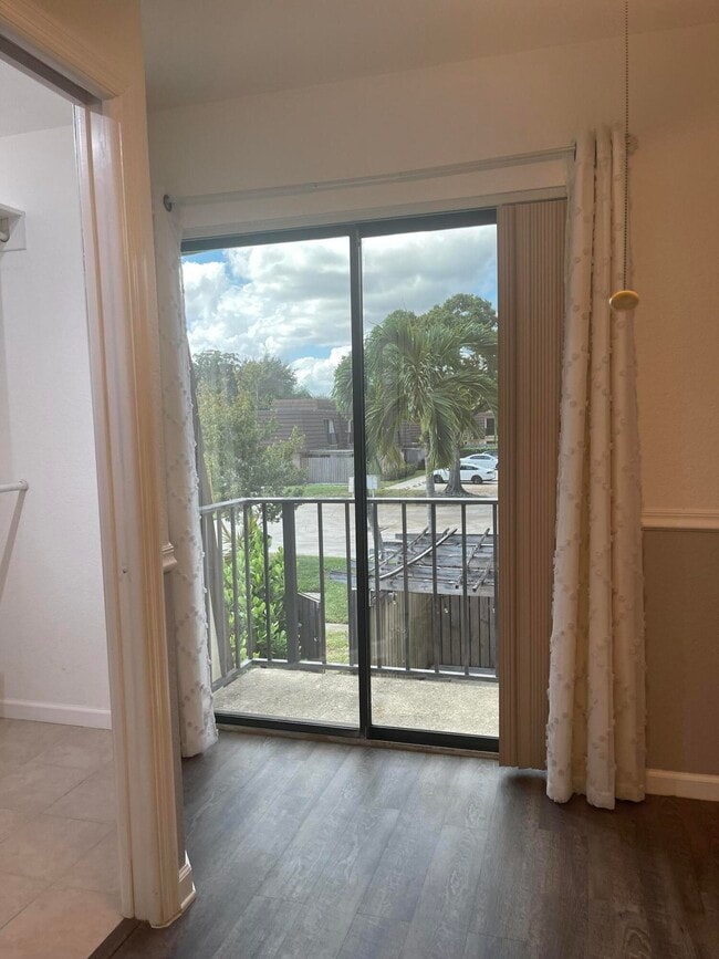 Building Photo - 613 6th Ln