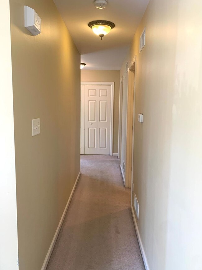 Building Photo - CONTRACT PENDING!! Lovely single family, brick rancher home with 3 beds/2.5 baths!!