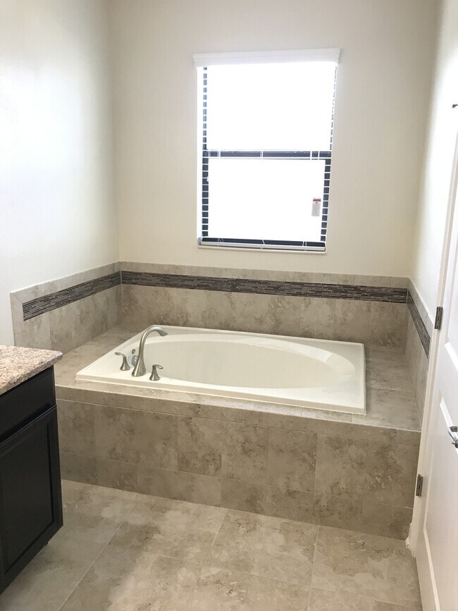 Building Photo - 3/2 Plus Den Located in Summerlake $2895