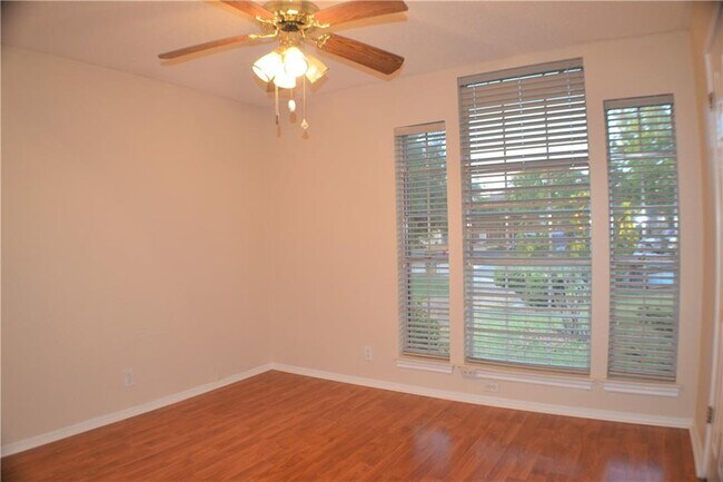 Building Photo - 16702 Shipshaw River Cove