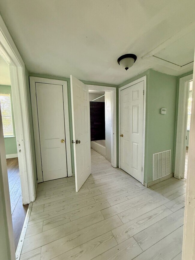 Building Photo - Great and Affordable 4 Bedroom 2 Bathroom House for Rent