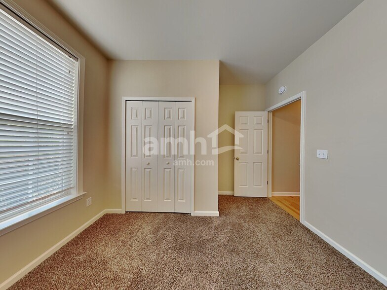 Building Photo - 331 Surrywood Dr