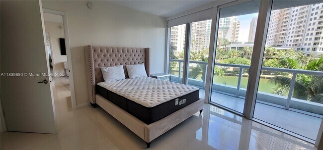 Building Photo - 495 Brickell Ave