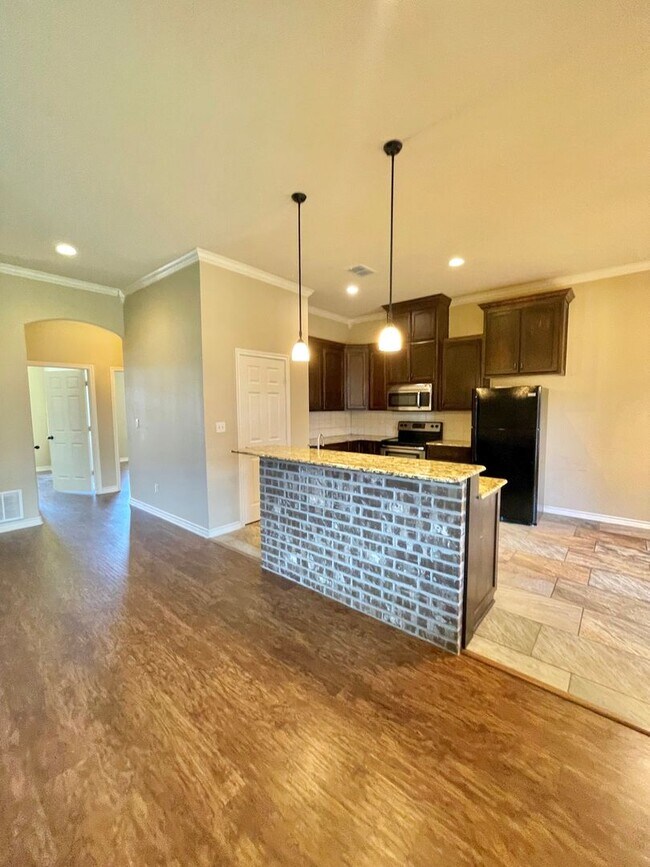 Building Photo - Beautiful 3-bed/2-bath with garage!