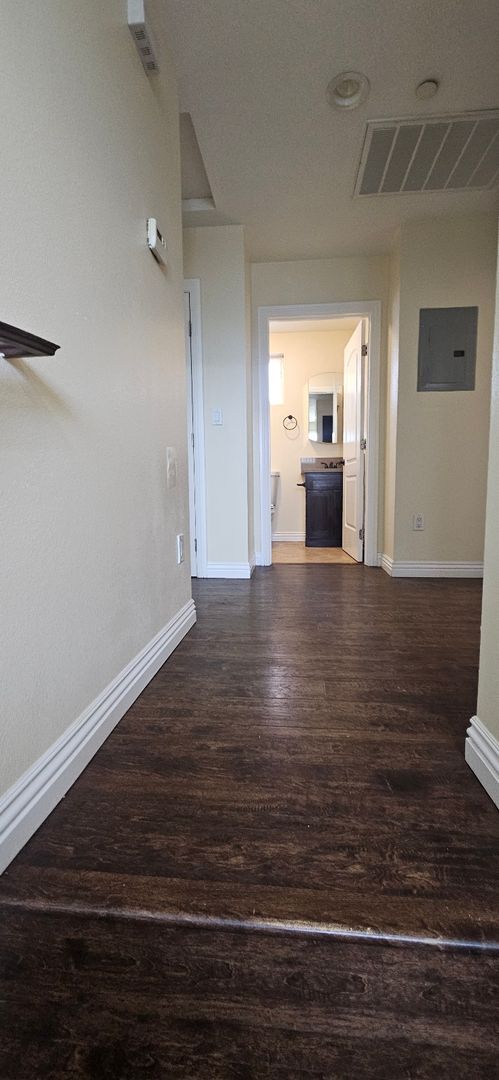 Building Photo - 75(611)