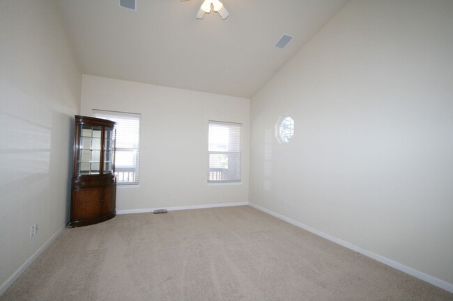 Building Photo - Appealing 3 Bedroom Townhouse Located in G...