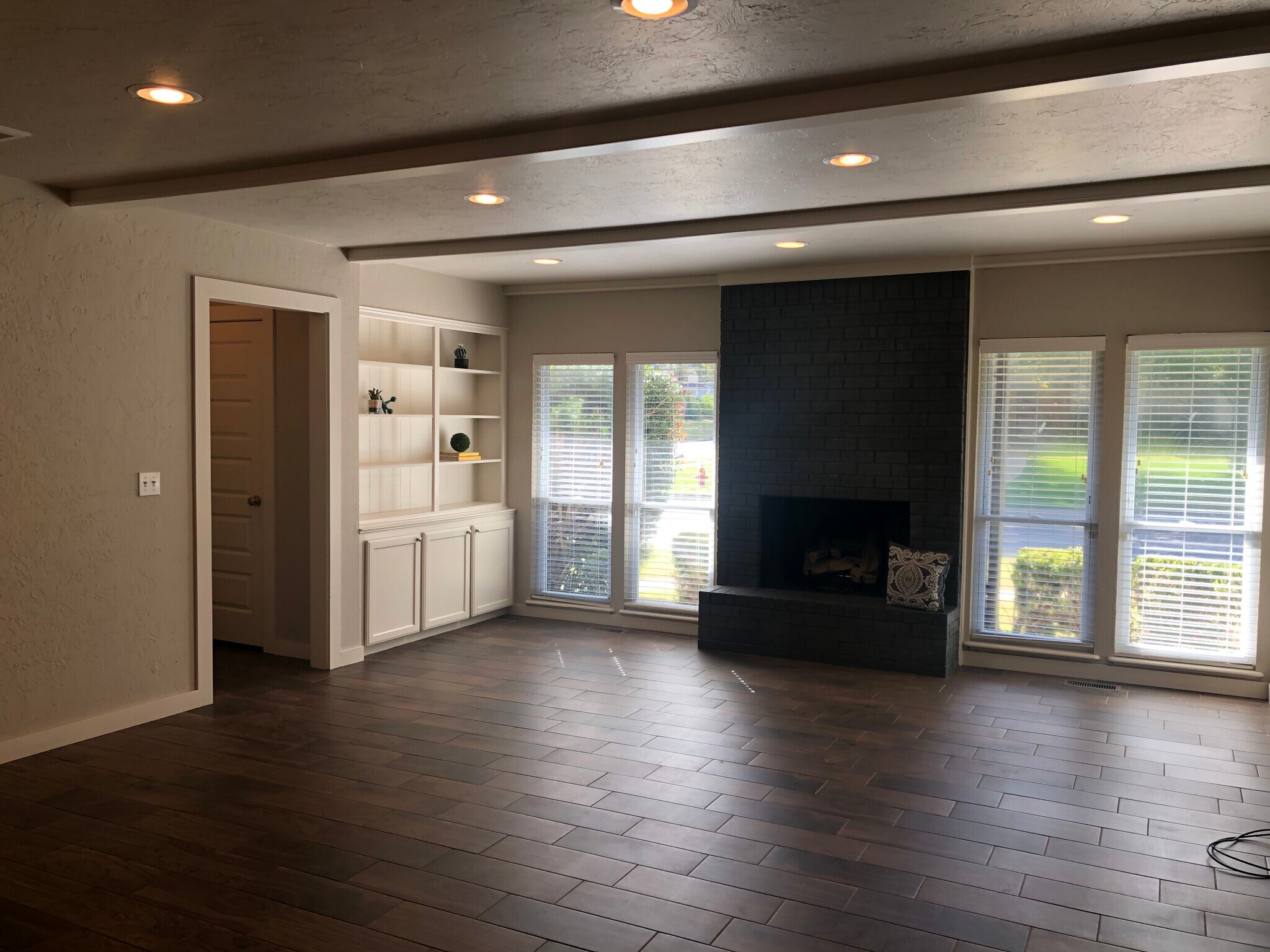 Building Photo - 2901 Rosewood Ln