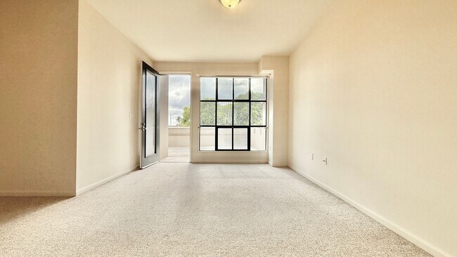 Building Photo - Stylish Rockridge Condo – Prime Location, ...