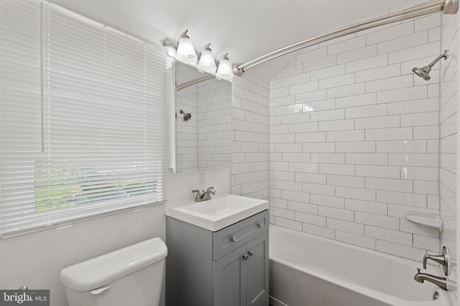 Building Photo - 4816 Woodlawn Dr