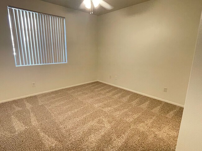 Building Photo - MOVE IN SPECAIL OAC-NEW CARPET AND PAINT, 2 bed/2 bath/ 1 CG/ Overlooking beautiful pool