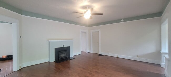 Building Photo - Downstairs unit @1034 NE Davis St - Lowere...
