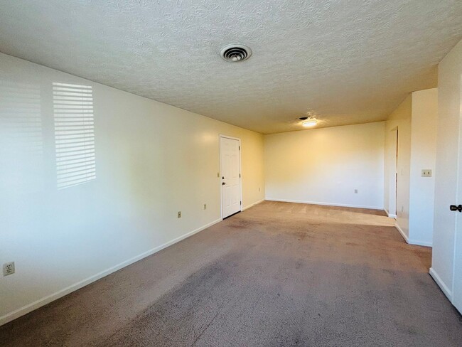 Building Photo - *Available Now - 4 and 3 Person Rates Avai...