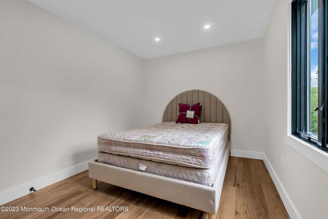 Building Photo - 265 Whalepond Rd