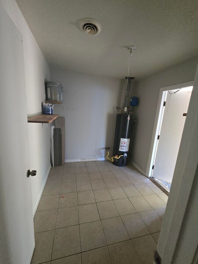 Building Photo - Living Room & Den in Dalraida