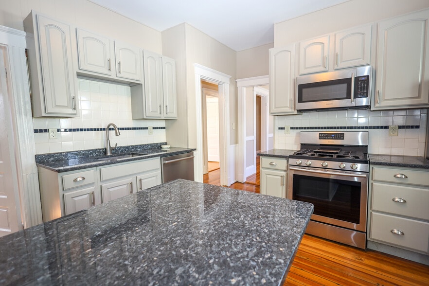 Building Photo - 422 Trapelo Rd