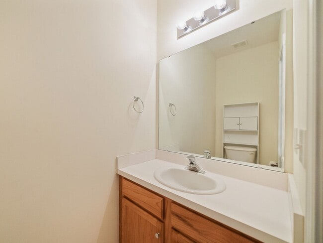 Building Photo - Bright and sunny 2 bed/2.5 bath townhome in great Durham location!