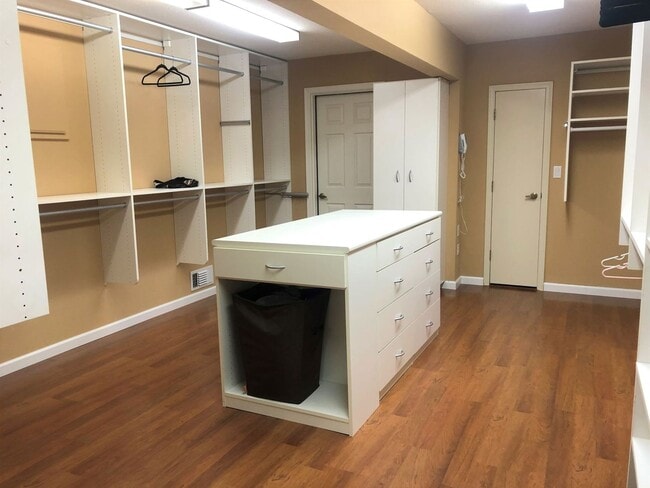 Building Photo - Lake Front Furnished Home, 3 bed, 4 bath i...