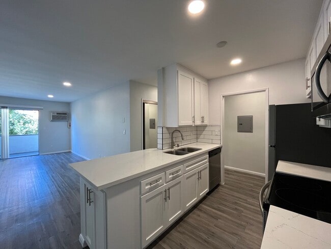 Interior Photo - 1635 North Martel Avenue