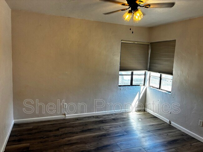 Building Photo - 1802 N Laurel Ave