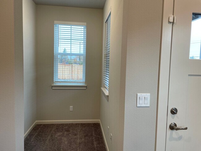 Building Photo - Lovely 4 Bed 2.5 Bath Home! Located near t...