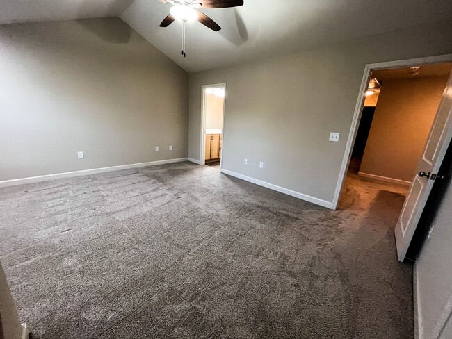 Building Photo - Cozy 3 bedroom, 2 1/2 bathroom townhome in...