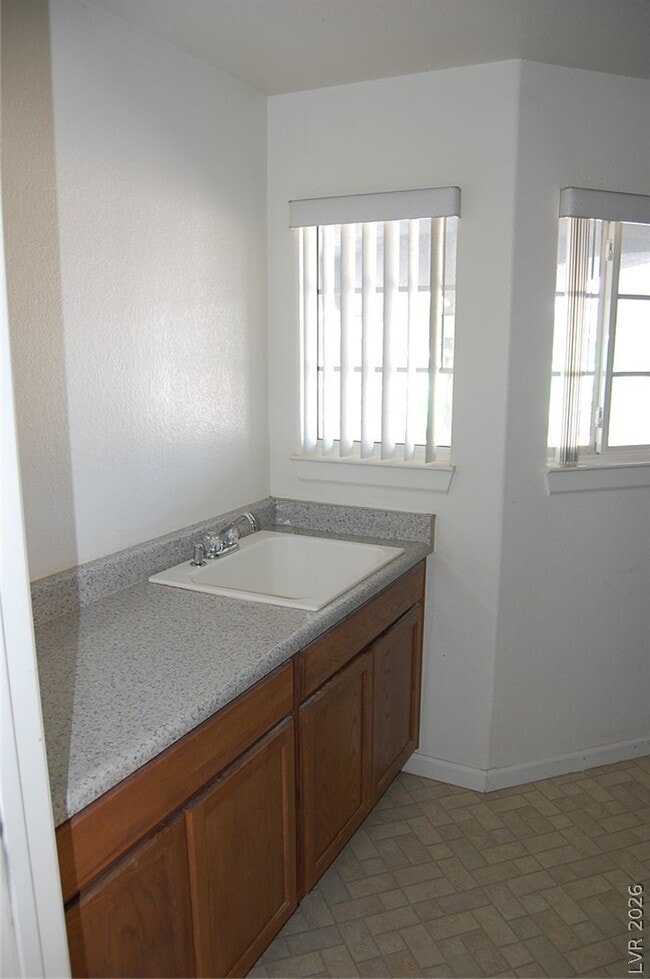 Building Photo - 4911 Ridgewood Dr