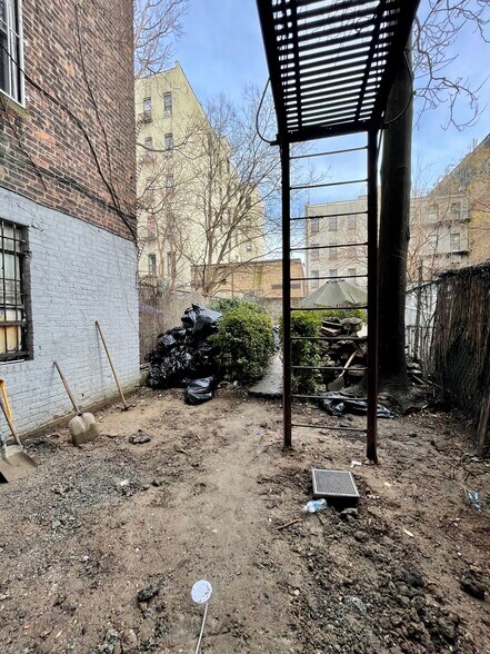 Building Photo - 335 E 116th St