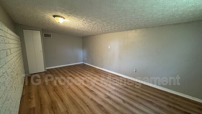 Building Photo - 1053 Cherbourg Ave E