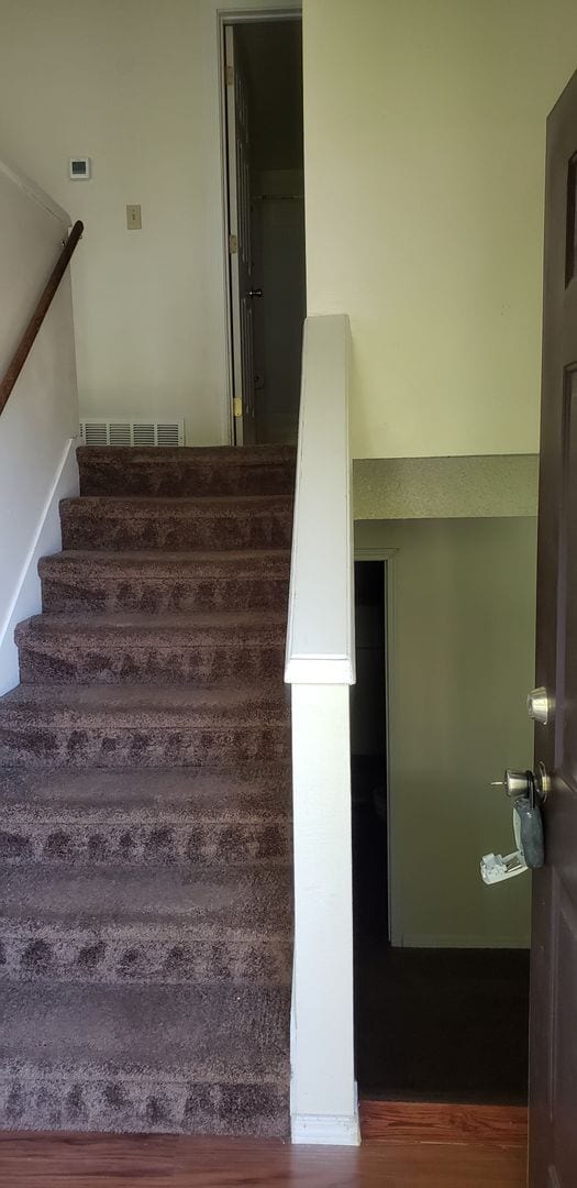 Building Photo - 3 bedroom, 2 bath plus family room duplex-...