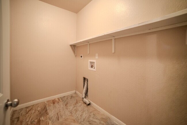Building Photo - "Spacious 4-Bedroom Home with 3.5 Bath, Gr...