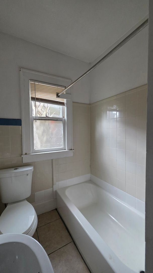 Building Photo - 2 Bedroom 1 Bath Cottage