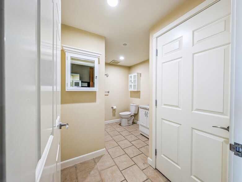 Spacious bathroom - 10047 Main St