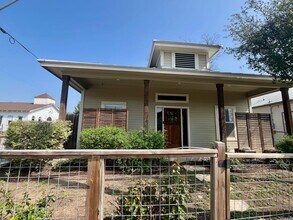 Building Photo - 3/2 Single Story Conveniently Located to D...