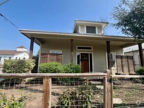 Building Photo - 3/2 Single Story Conveniently Located to D...