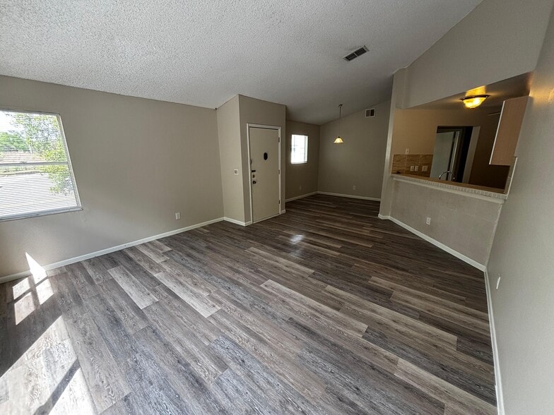 living4 - 2560 Woodgate Blvd