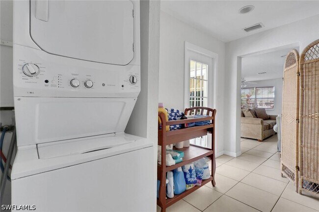 Building Photo - 2772 Riverview Dr