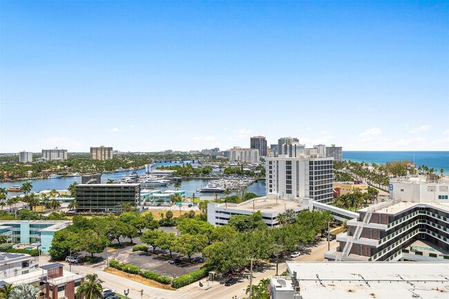 Building Photo - 3000 Holiday Dr