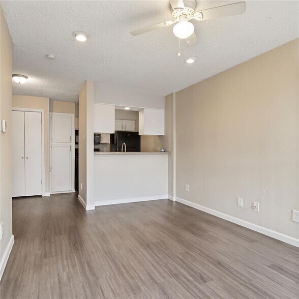 Building Photo - 9520 Royal Ln