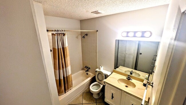 Building Photo - Annual UNfurnished 3-bedroom, 2/ 1/2 bathr...