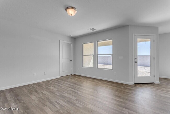Building Photo - 1213 W Elm Ave