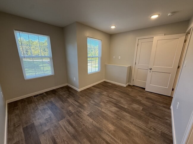 Building Photo - 408 Creekview Dr