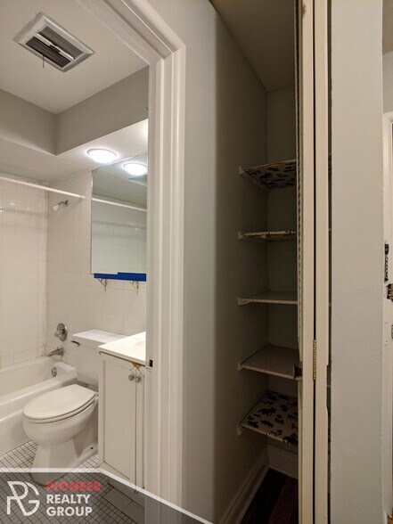 Building Photo - 502 W Briar Pl