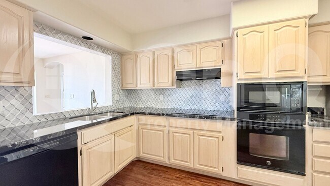 Building Photo - 822 W Earll Dr