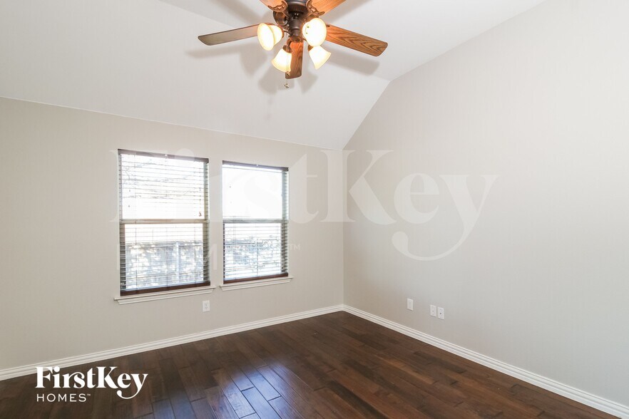 Building Photo - 206 Lavaca Dr