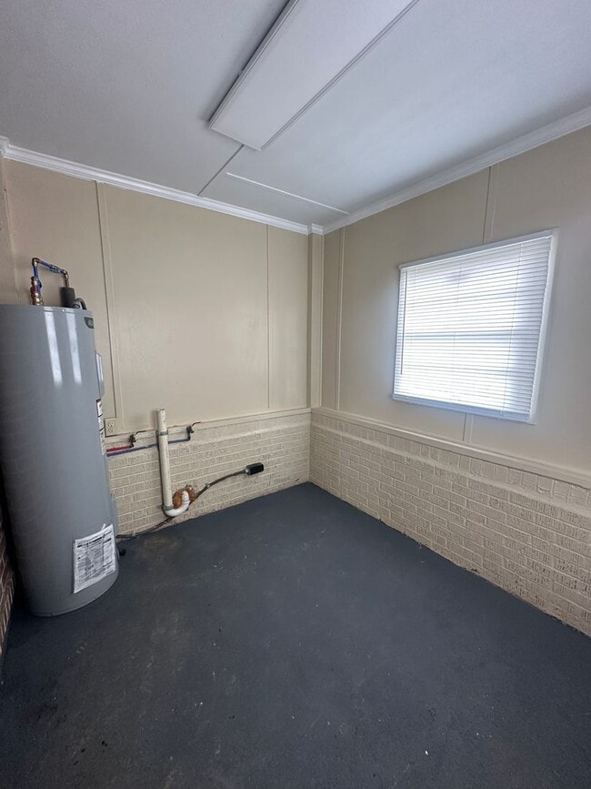 Building Photo - 3 BEDROOM/1 BATH HOUSE