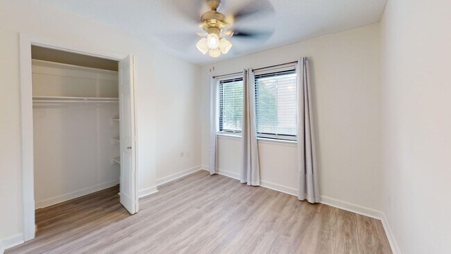 Building Photo - Incredible Location in Dupont Circle- Upda...