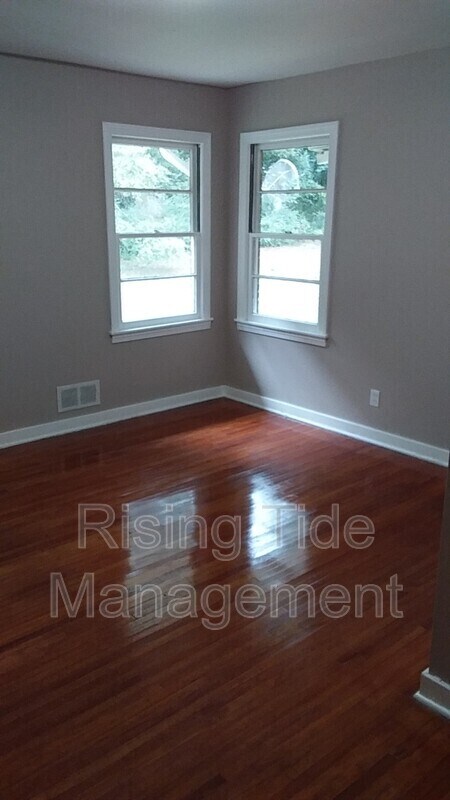 Building Photo - 316 20th Ave NE