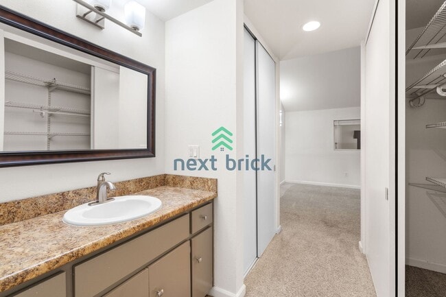 Building Photo - 2 BED & 1.75 BATH FOR RENT