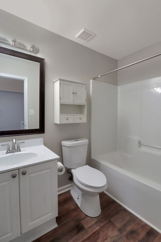 Building Photo - Light and bright 3 bedroom 2 bath townhome...